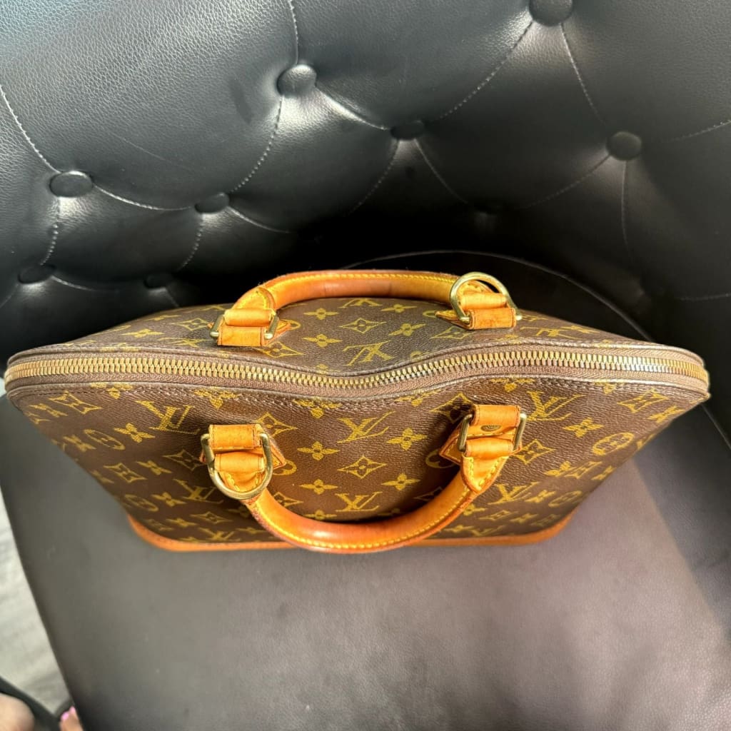 LOUIS VUITTON Alma PM Monogram Bag w/ COA (MSRP $1950 + ) - PM / Leather / Top Handle Bag