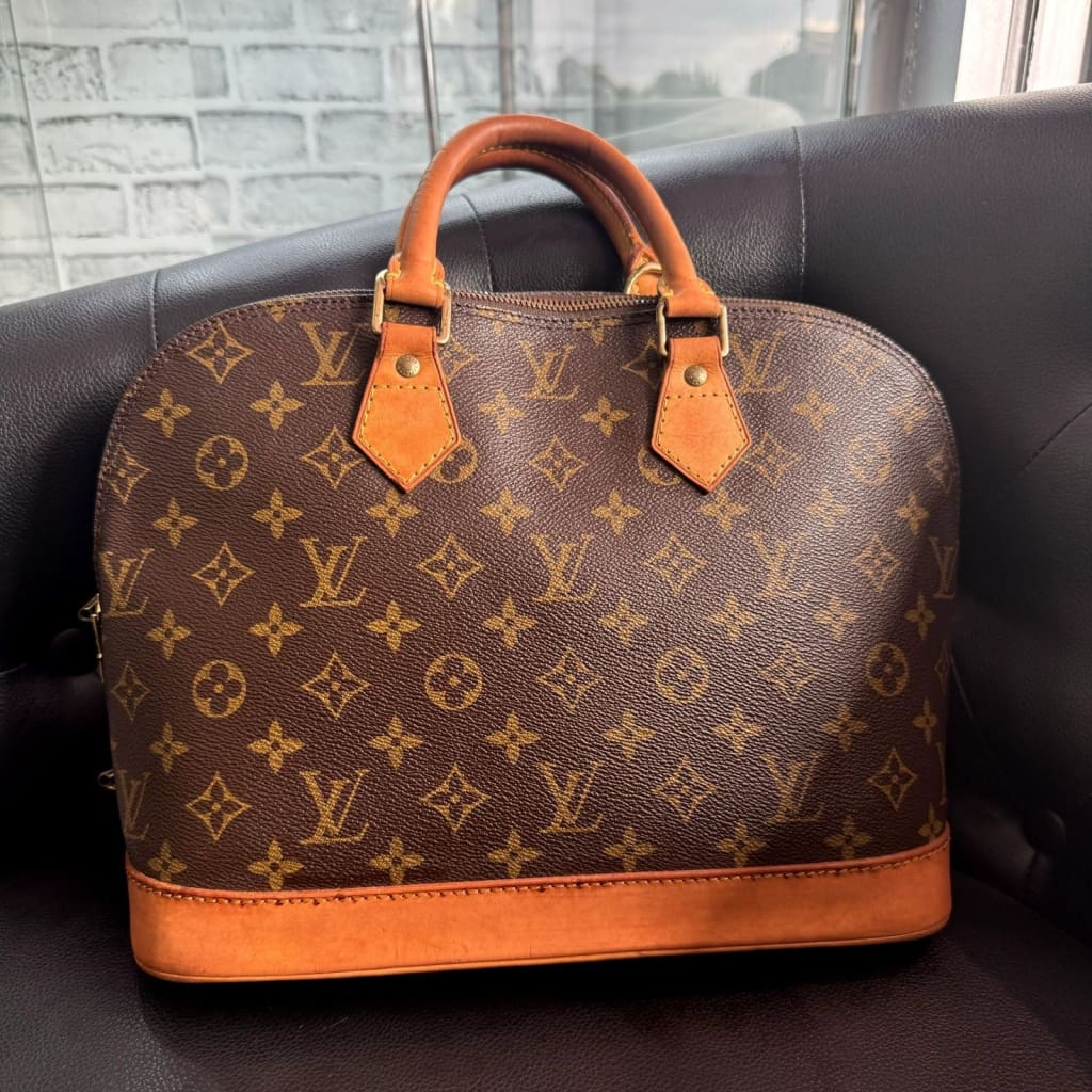 LOUIS VUITTON Alma PM Monogram Bag w/ COA (MSRP $1950 + ) - PM / Leather / Top Handle Bag