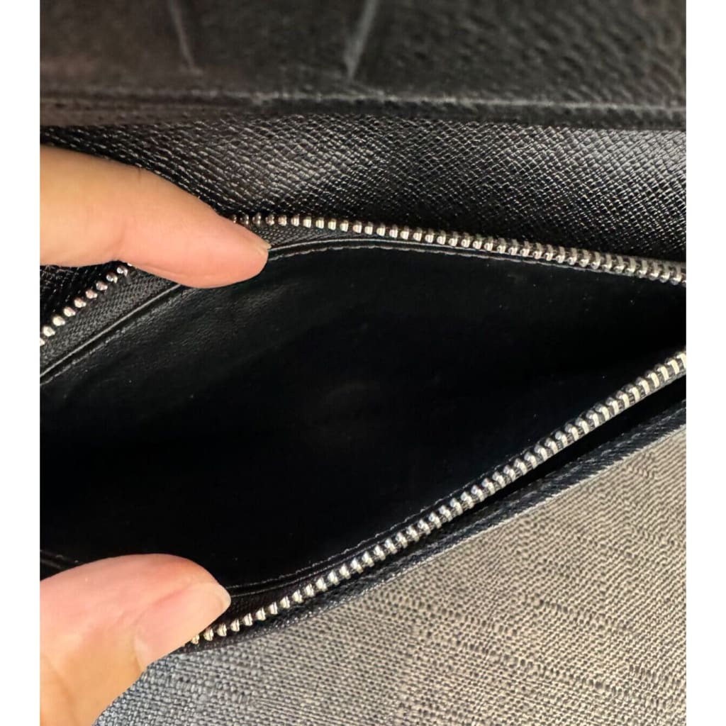 LOUIS VUITTON Black Taiga Brazza Bifold Long Wallet (MSRP $780) - Black / Leather / Bifold