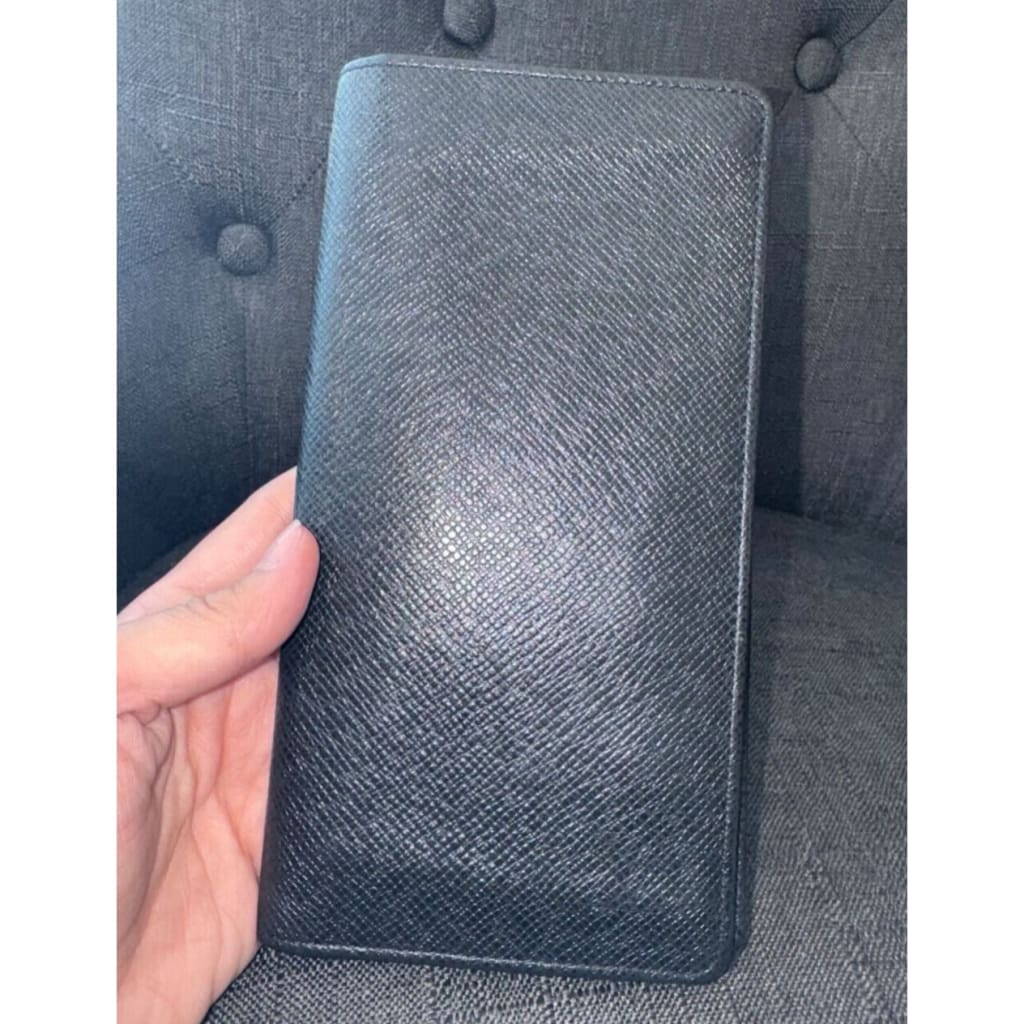 LOUIS VUITTON Black Taiga Brazza Bifold Long Wallet (MSRP $780) - Black / Leather / Bifold