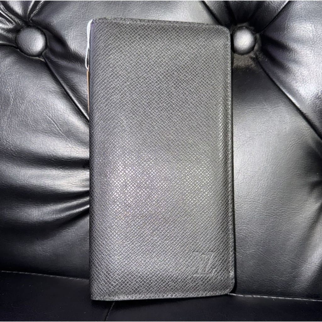 LOUIS VUITTON Black Taiga Brazza Bifold Long Wallet (MSRP $780) - Black / Leather / Bifold