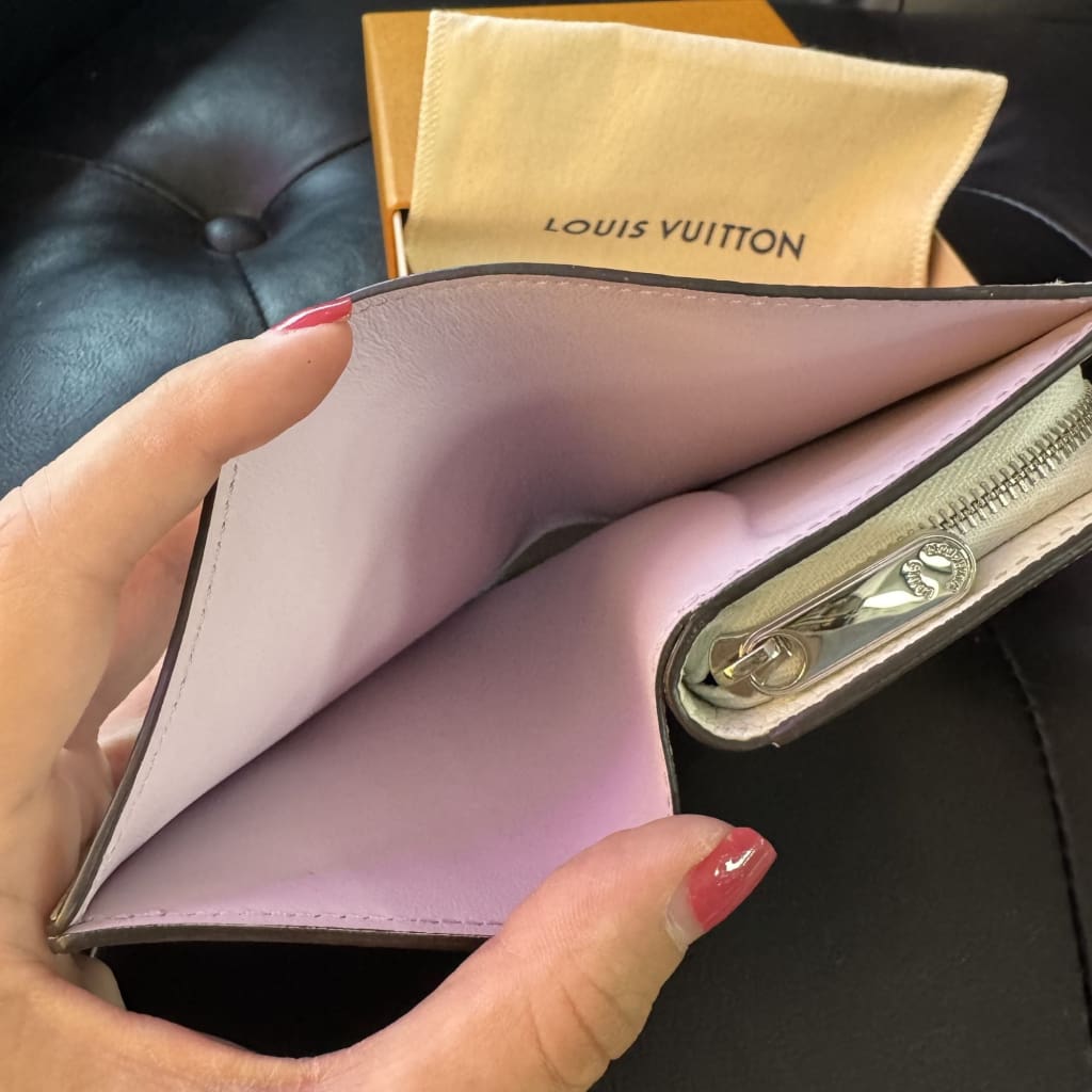 LOUIS VUITTON Clea Mahina Wallet RARE Lilac Interior - white / leather