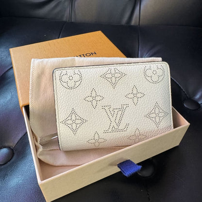 LOUIS VUITTON Clea Mahina Wallet RARE Lilac Interior - white / leather