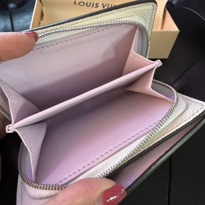 LOUIS VUITTON Clea Mahina Wallet RARE Lilac Interior - white / leather