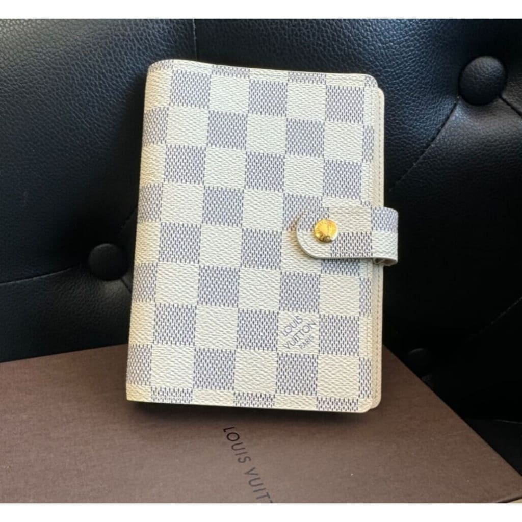 LOUIS VUITTON Damier Azur MM Agenda (MSRP $450) - White / Leather / agenda