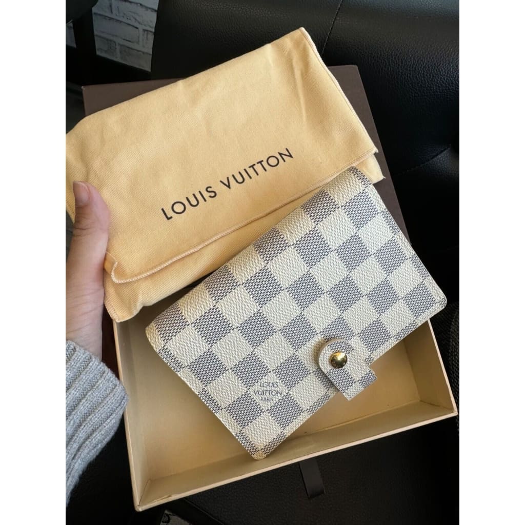 LOUIS VUITTON Damier Azur MM Agenda (MSRP $450) - White / Leather / agenda