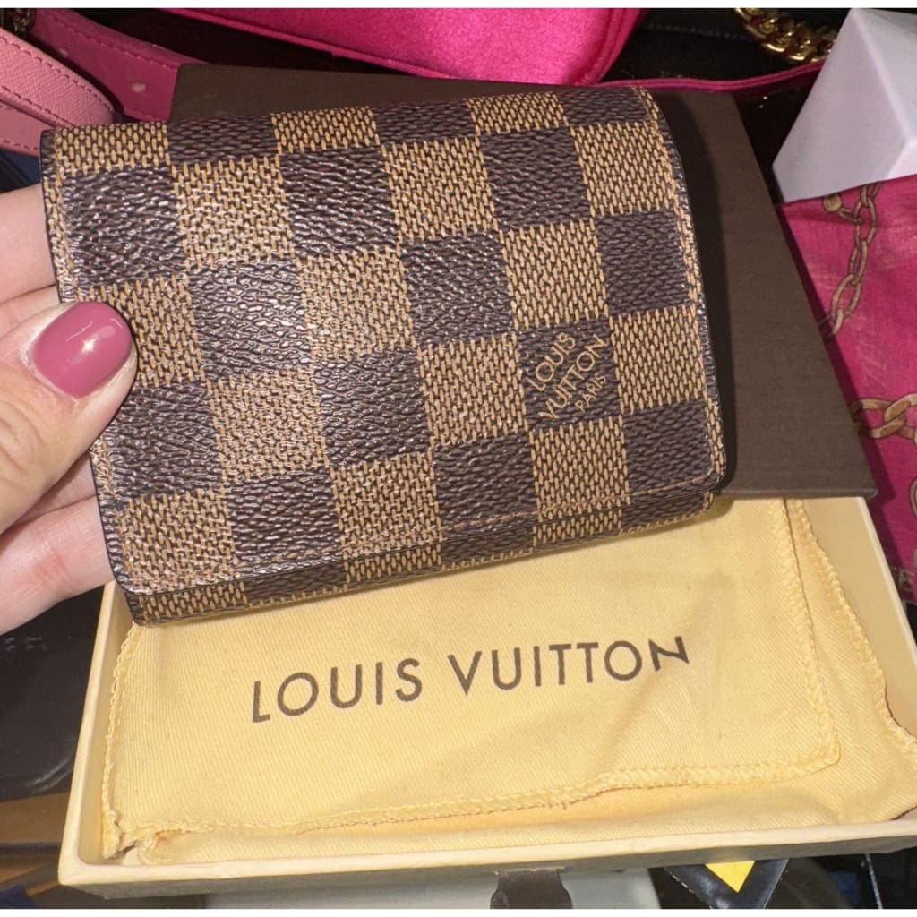 Louis Vuitton wallet popular with dust bag