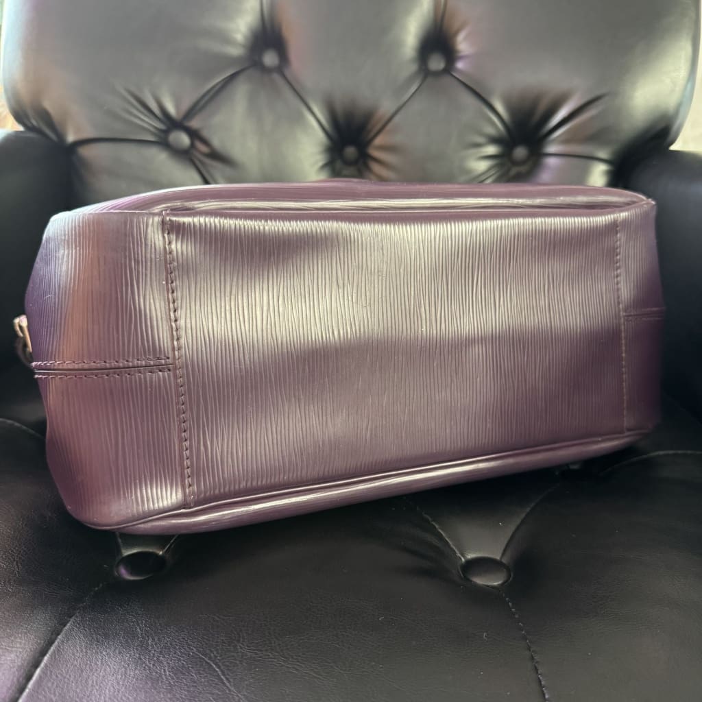 LOUIS VUITTON Epi Purple Passy PM Bag - PM / Purple / leather