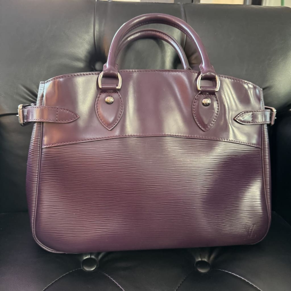 LOUIS VUITTON Epi Purple Passy PM Bag - PM / Purple / leather