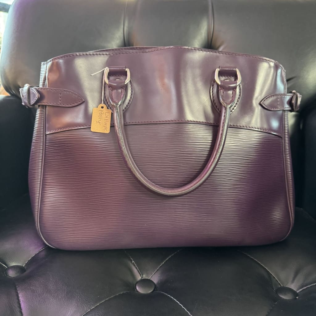 LOUIS VUITTON Epi Purple Passy PM Bag - PM / Purple / leather