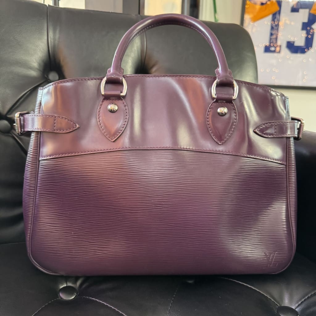 LOUIS VUITTON Epi Purple Passy PM Bag - PM / Purple / leather