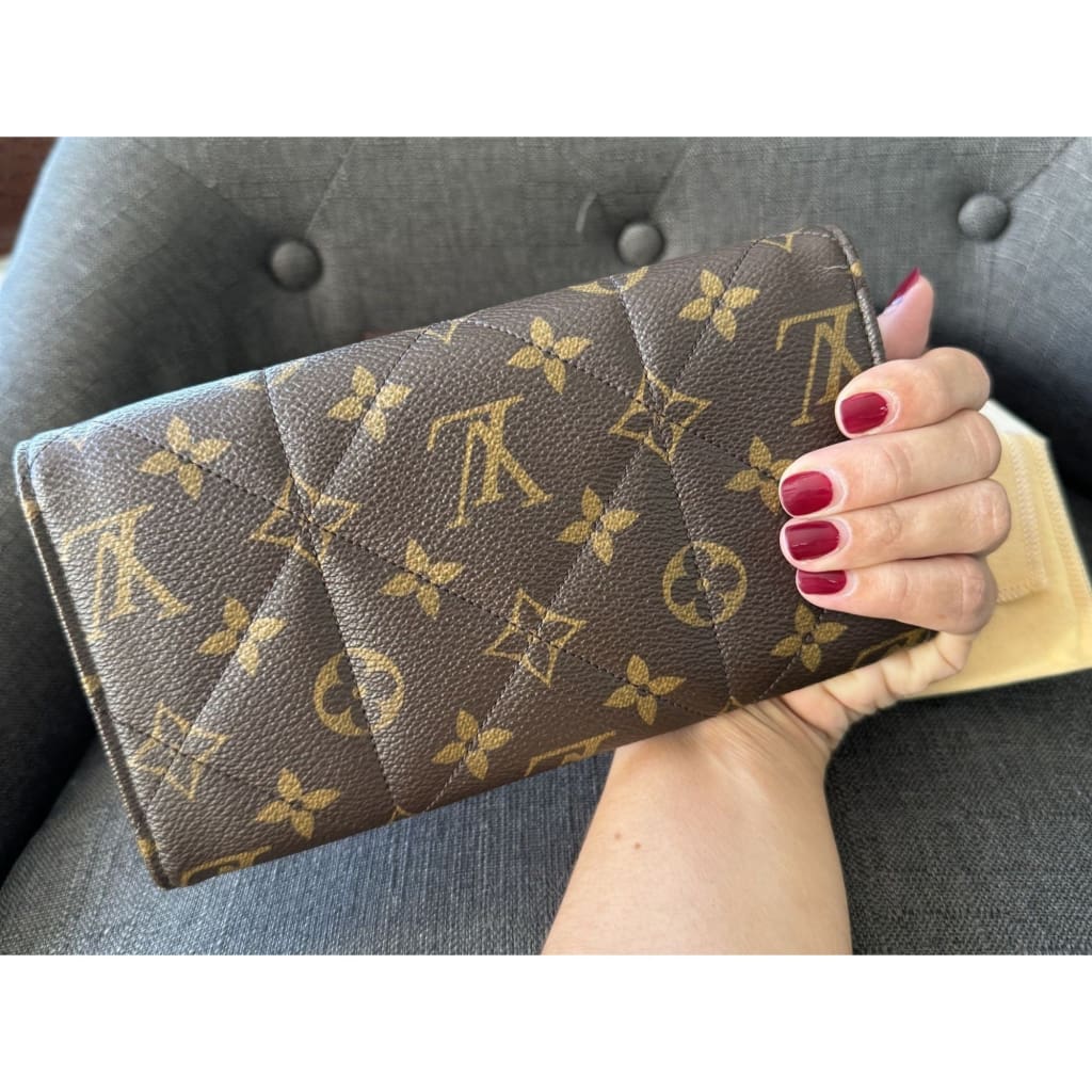 LOUIS VUITTON Monogram Sarah Etoile Quilted Long Wallet (MSRP $1,060) - Long Wallet / Leather / Long Wallet