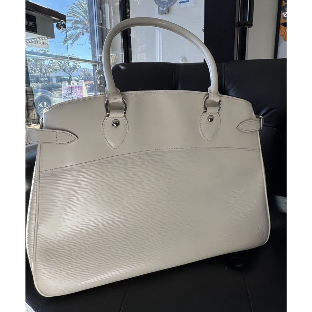 Louis Vuitton White Epi Passy GM Bag - white / epi leather / Shoulder Bag